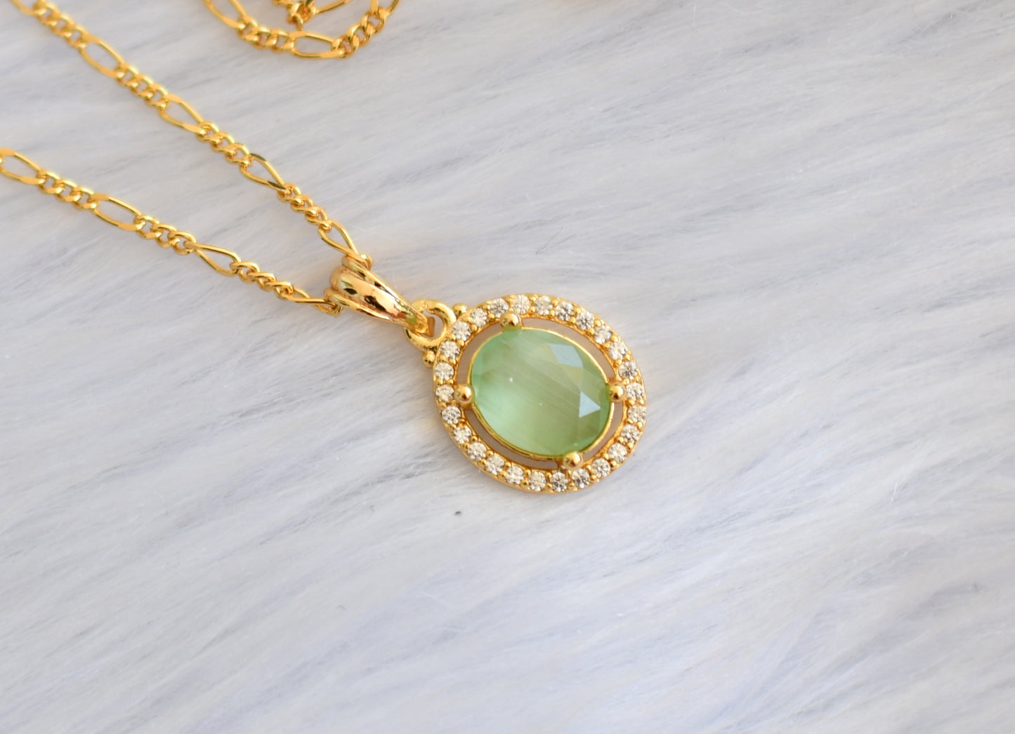 Gold tone white-green pendant with chain dj-39974