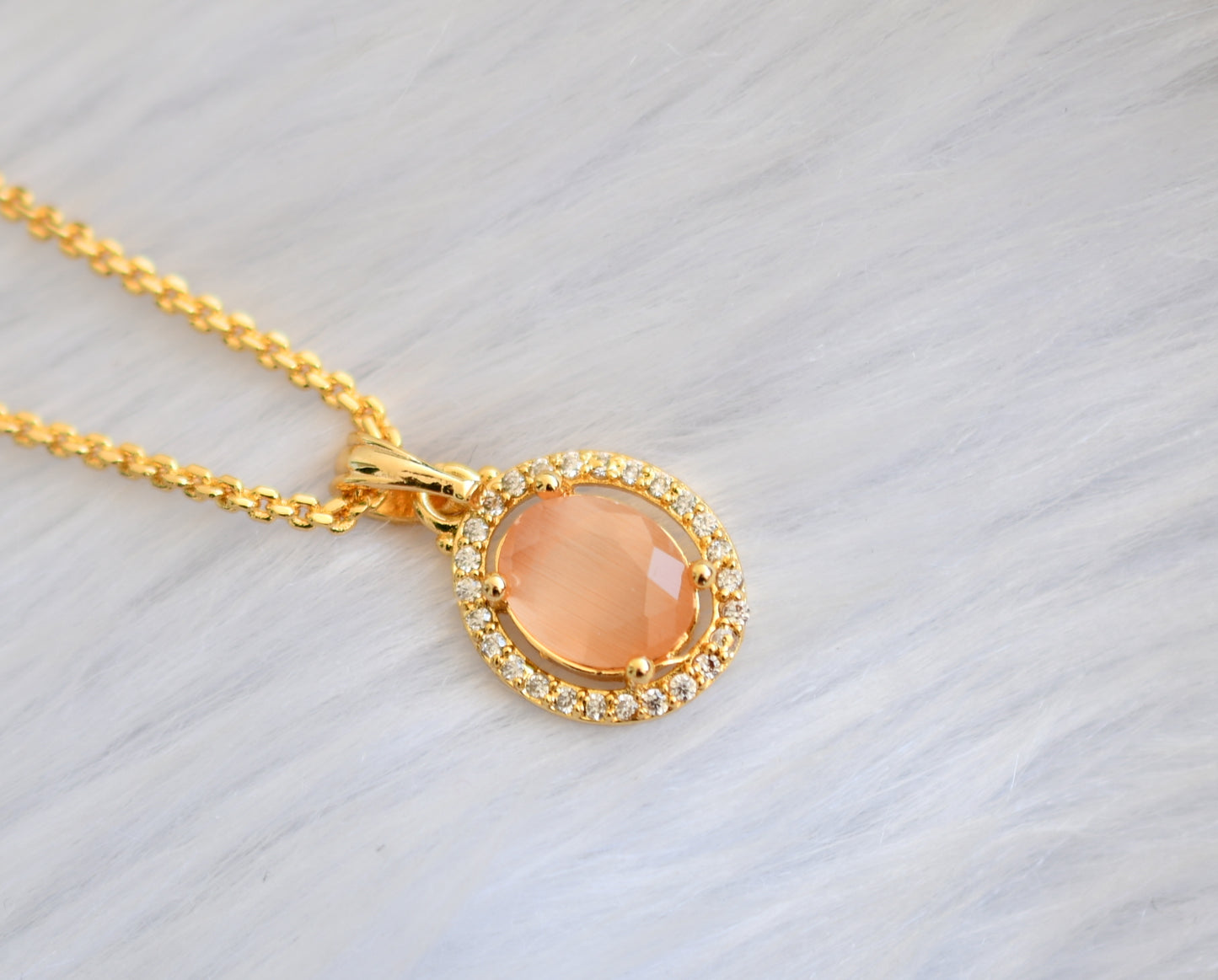 Gold tone white-orange pendant with chain dj-39975
