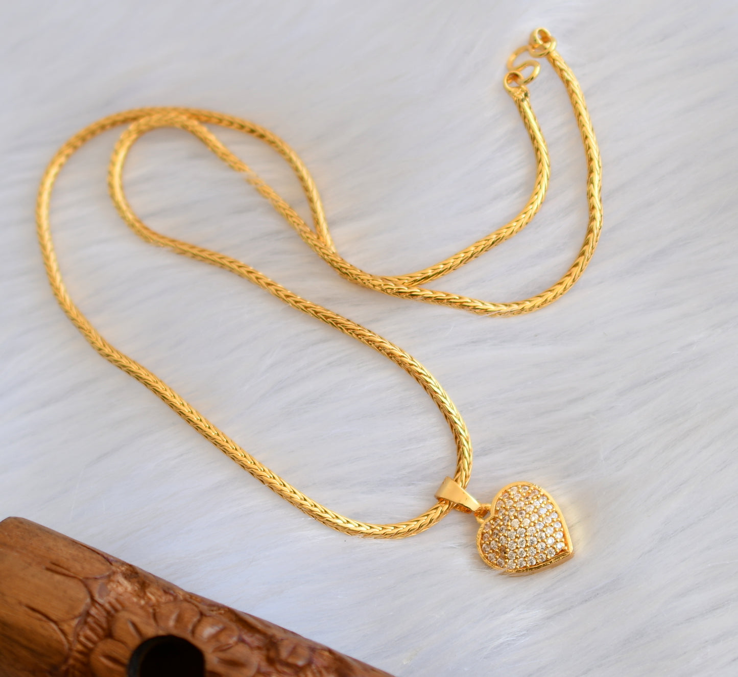 Gold tone white heart pendant with chain dj-39978