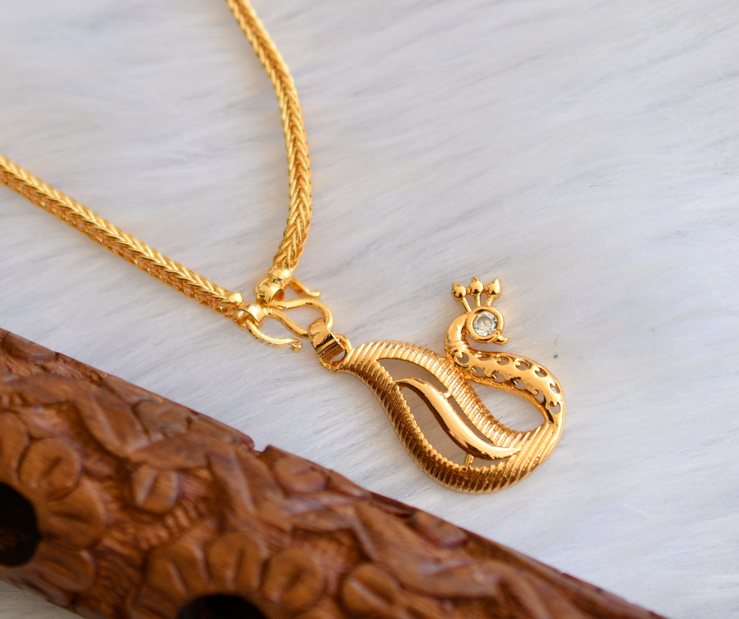 Gold tone white swan pendant with chain dj-39980