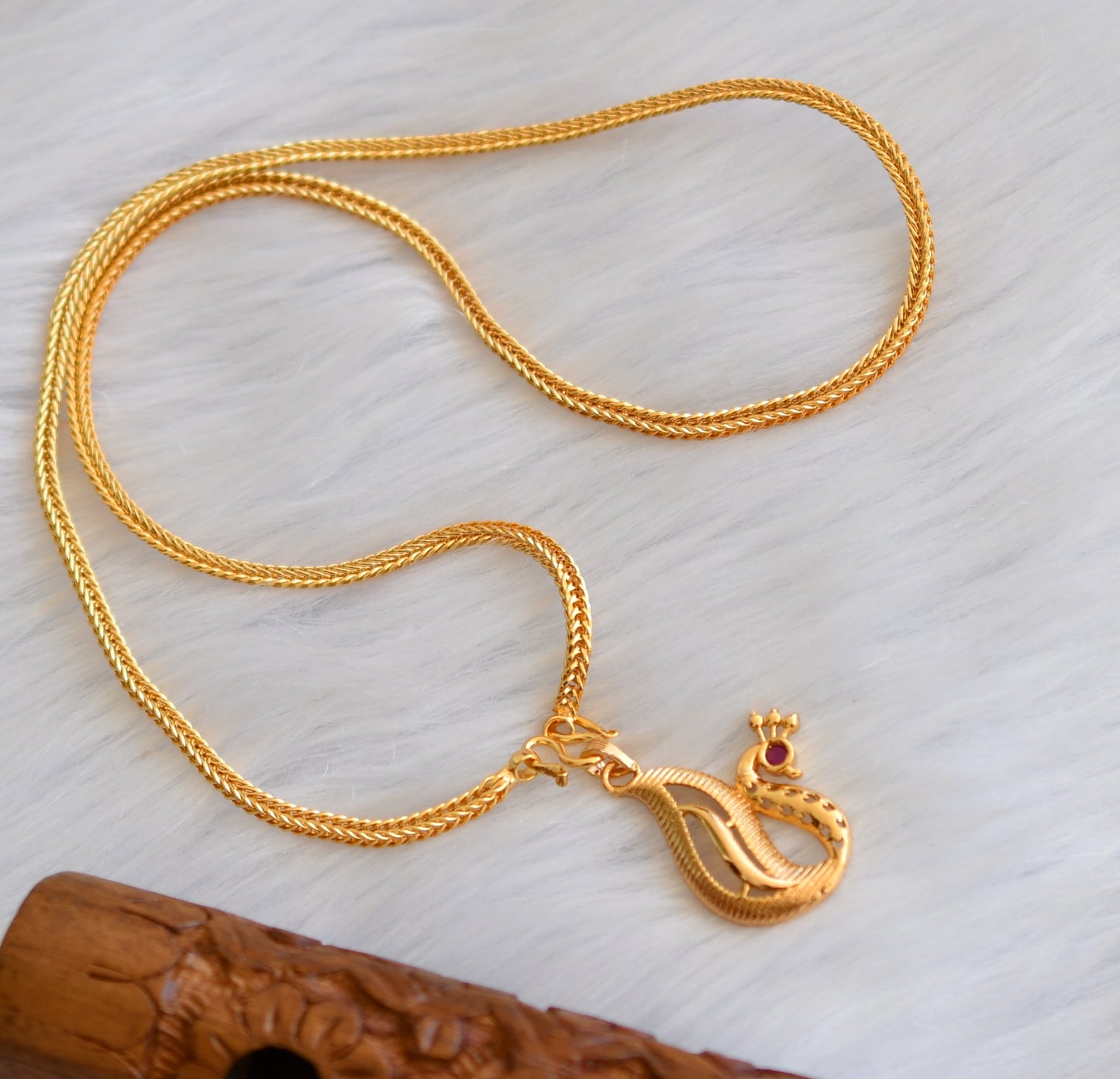 Gold tone ruby swan pendant with chain dj-39981