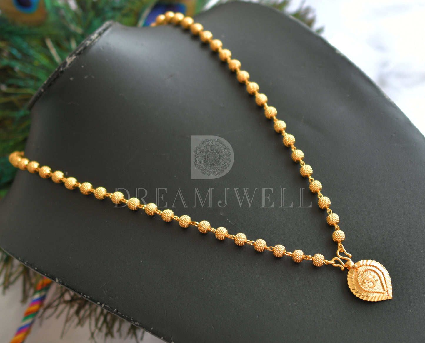 Gold tone chain with leaf pendant dj-35942