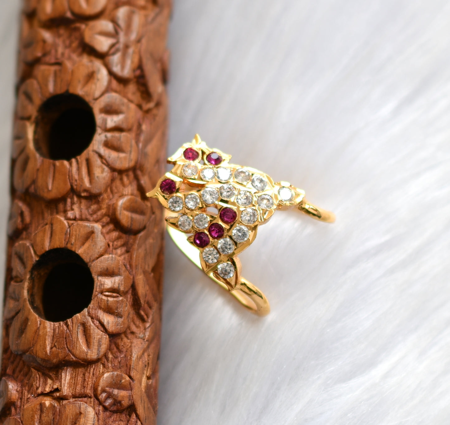 Gold tone white-ruby vanki finger ring dj-40006