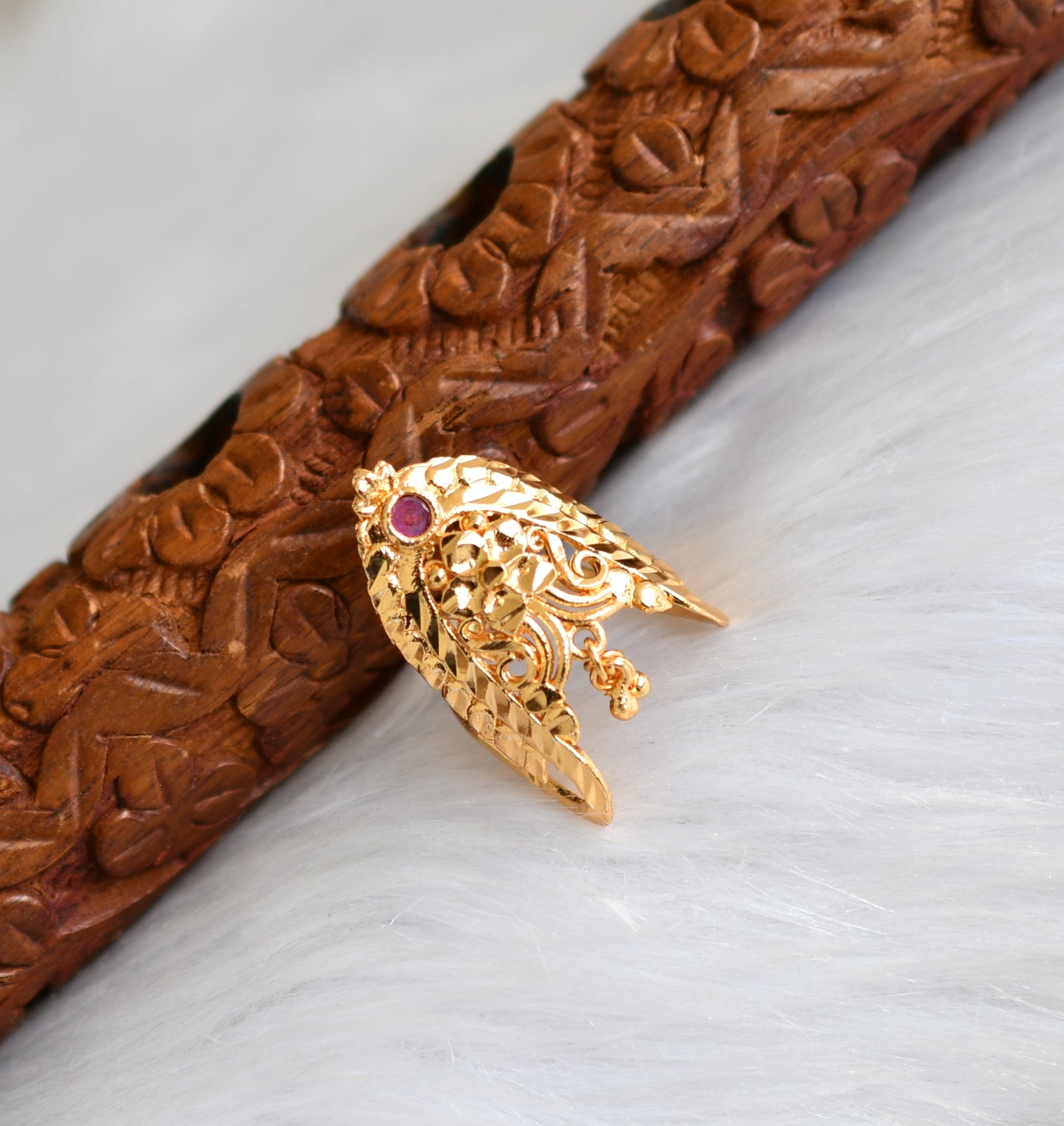 Gold tone ruby flower vanki finger ring dj-40030