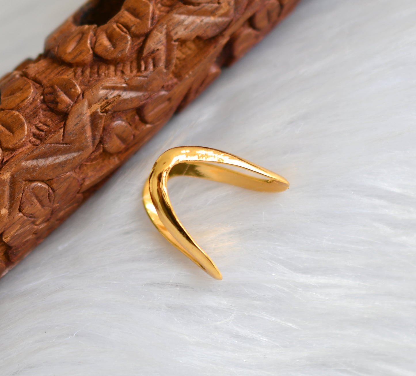 Gold tone vanki finger ring dj-40038