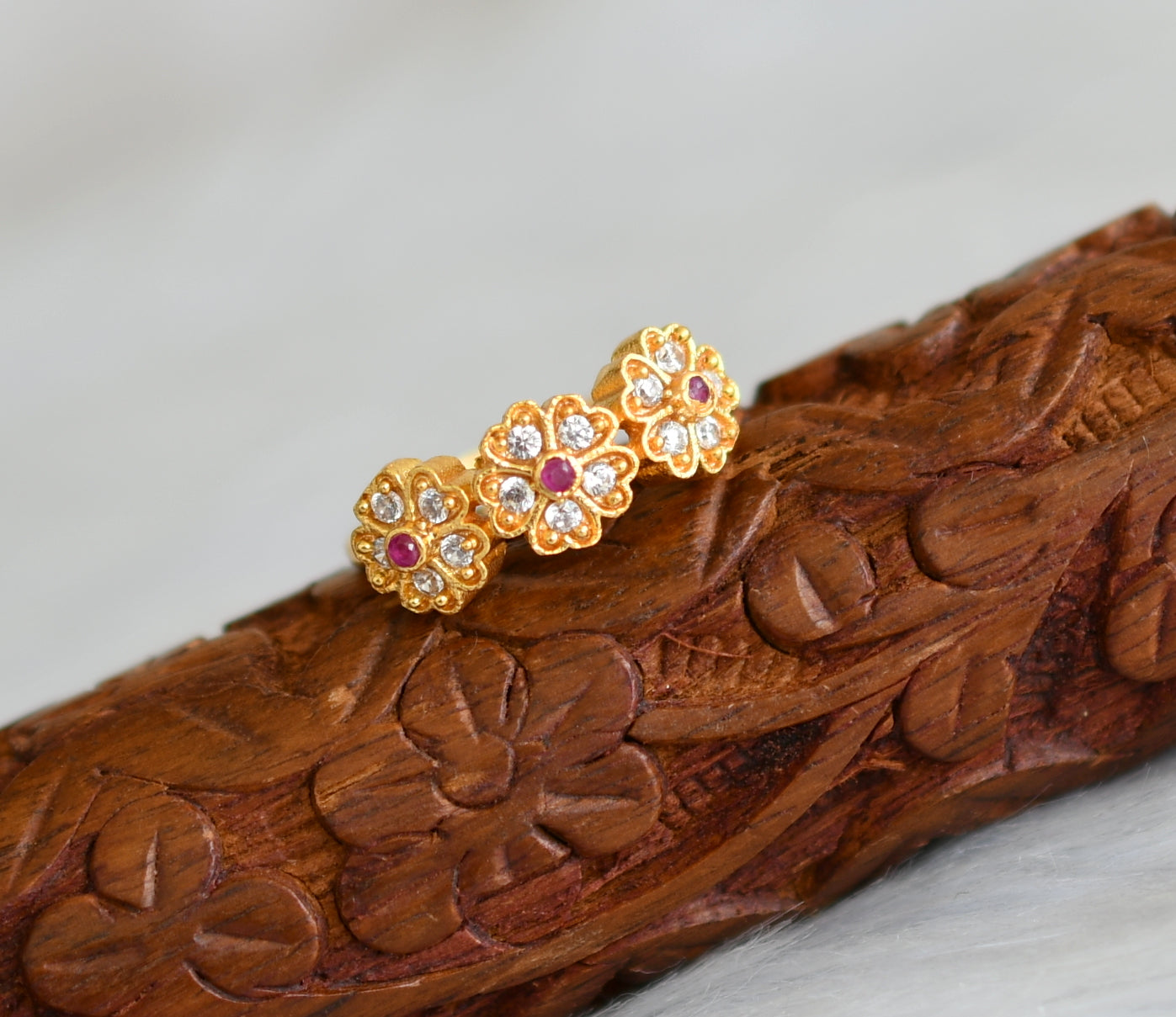 Gold tone white-ruby flower finger ring dj-40047