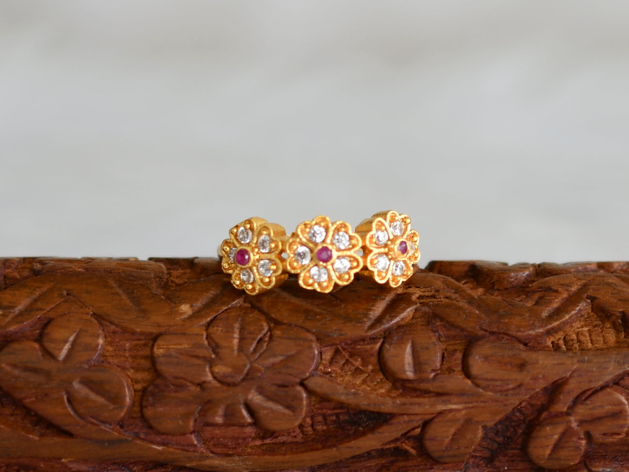 Gold tone white-ruby flower finger ring dj-40047