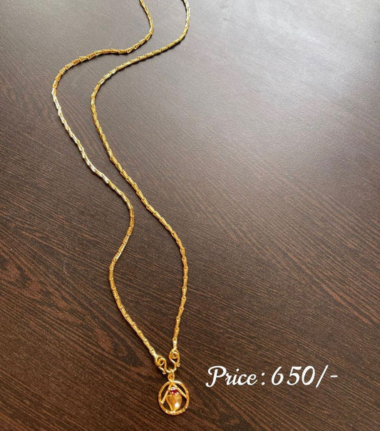 Gold tone chain with short round pendant dj-36179